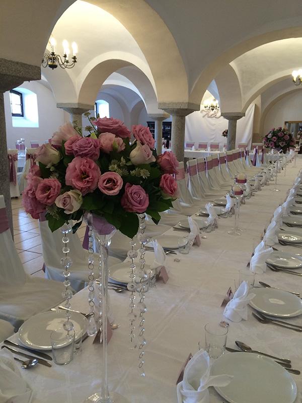 Rosengesteck auf der Tafel im Gewölbesaal