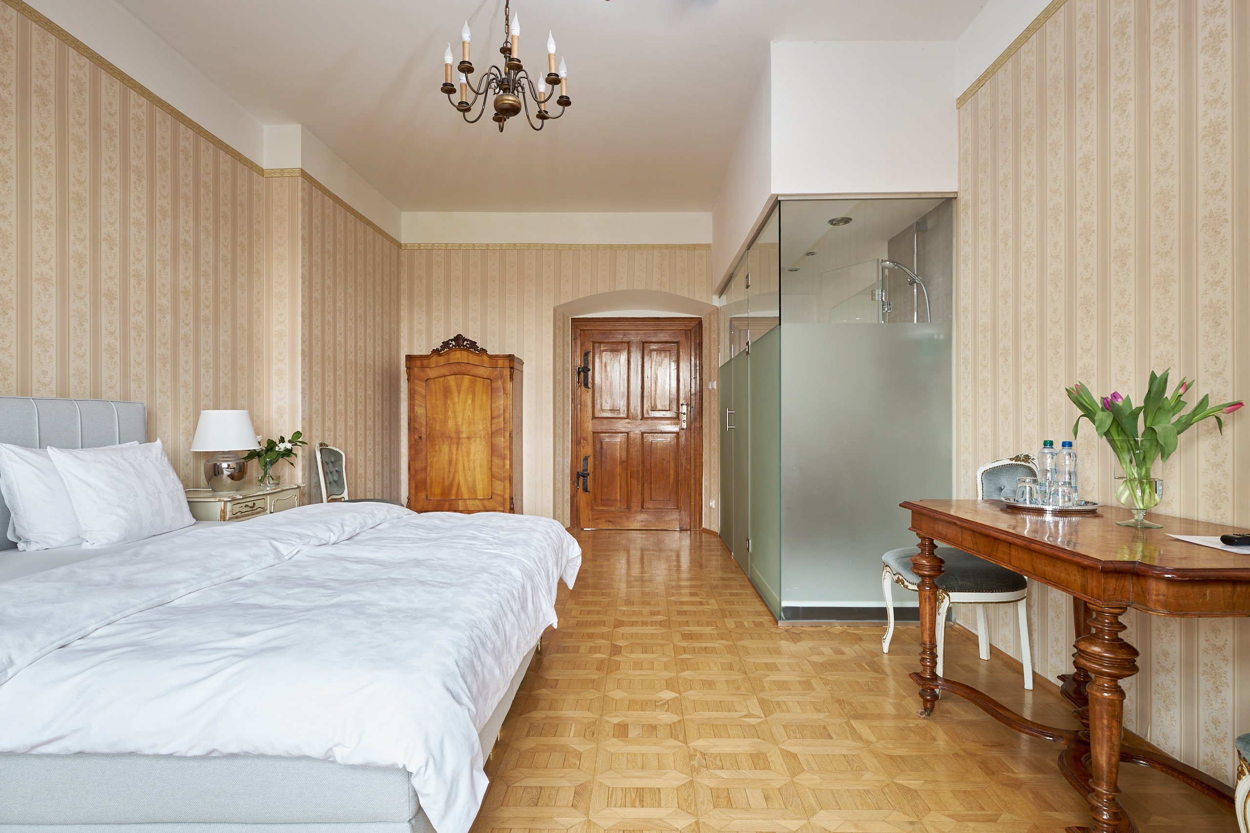 Weißes Zimmer: helles Interieur mit Doppelbett und verglastem Bad
