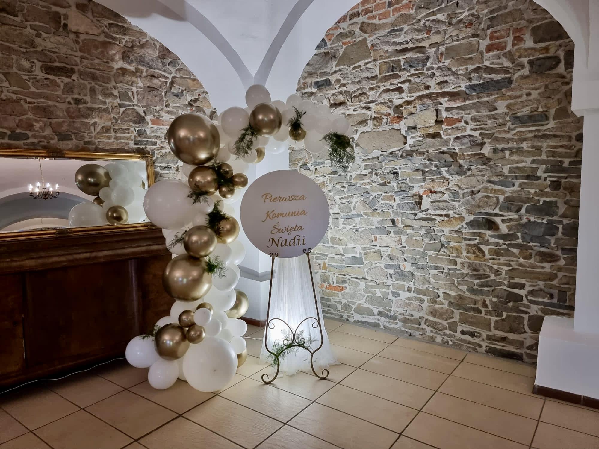 Balloon decoration and welcome sign in a vaulted hall