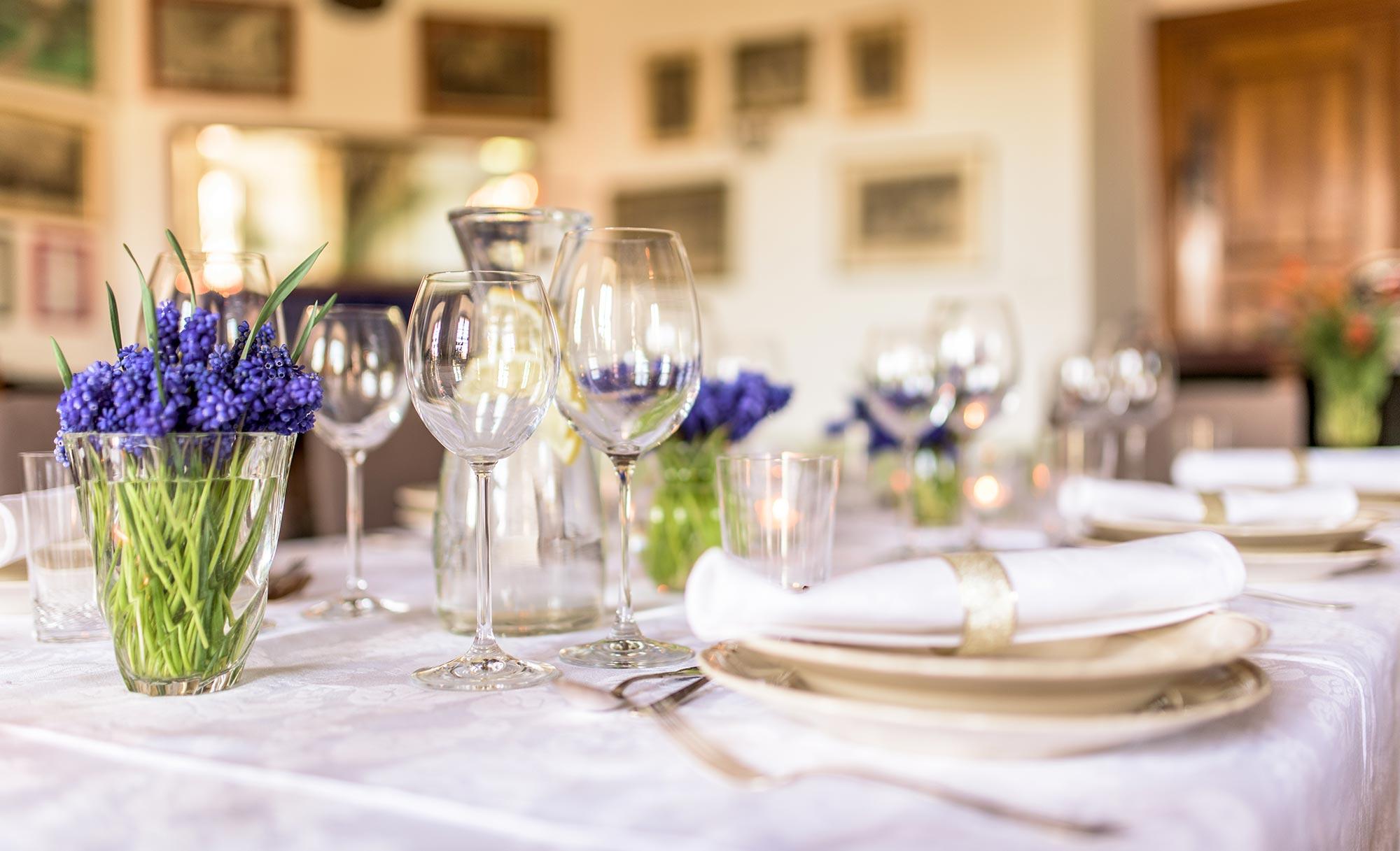 Gedeckte Tafel mit Hyazinthen und Gläsern im Schlosssalon